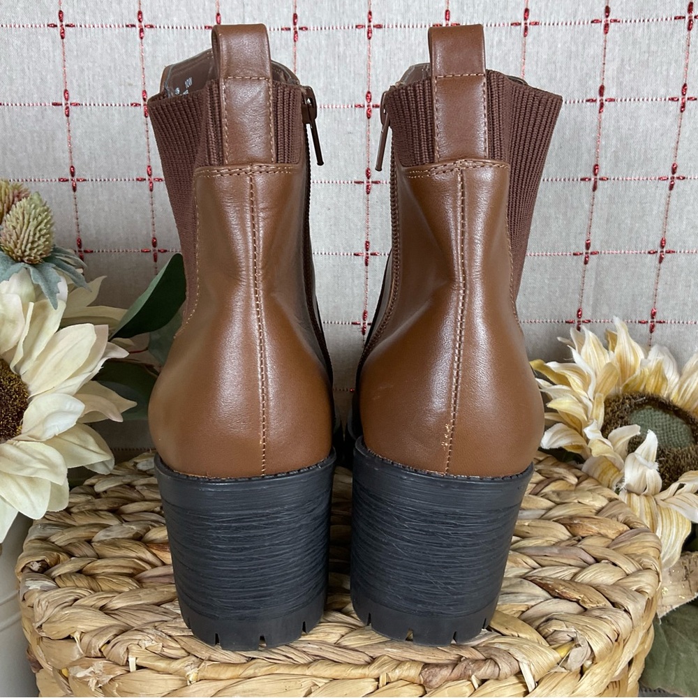 Bella Vita “Connery” Chelsea Boot Lug Sole Leather Ankle Boots Sz 10 Wide Comfy - Picture 3 of 7